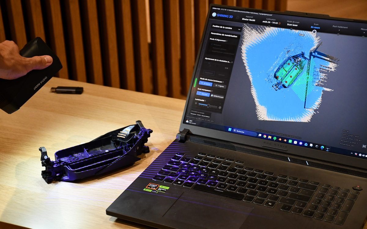 Scanner EINSTAR Rockit en cours d'utilisation, numérisation d'une pièce technique avec visualisation du nuage de points sur ordinateur
